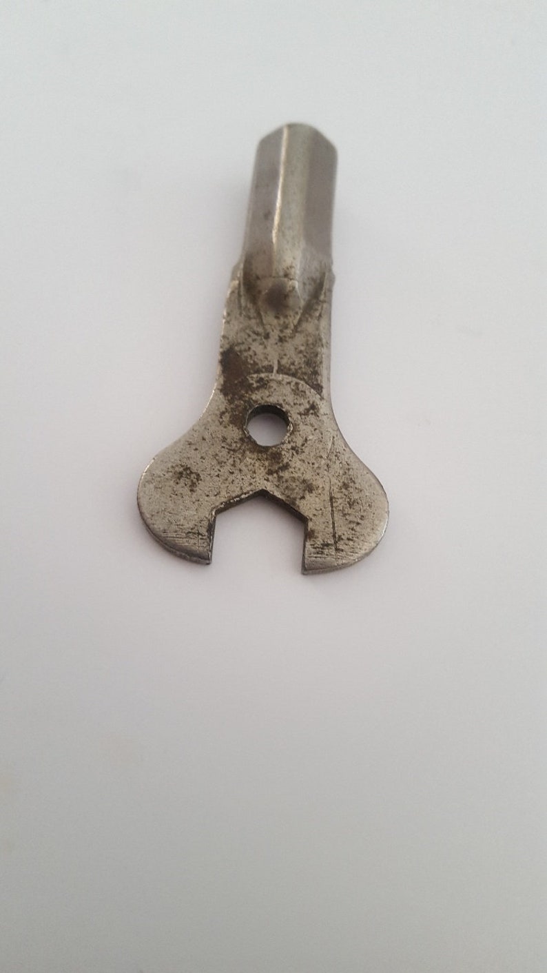 unmarked alternate style over most common keys Vintage rolled steel roller skate key