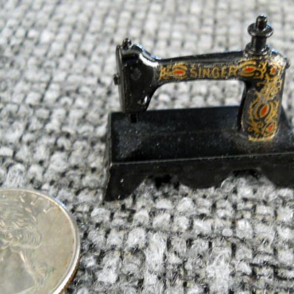 Mini Singer sewing machine, cast metal, 1950's