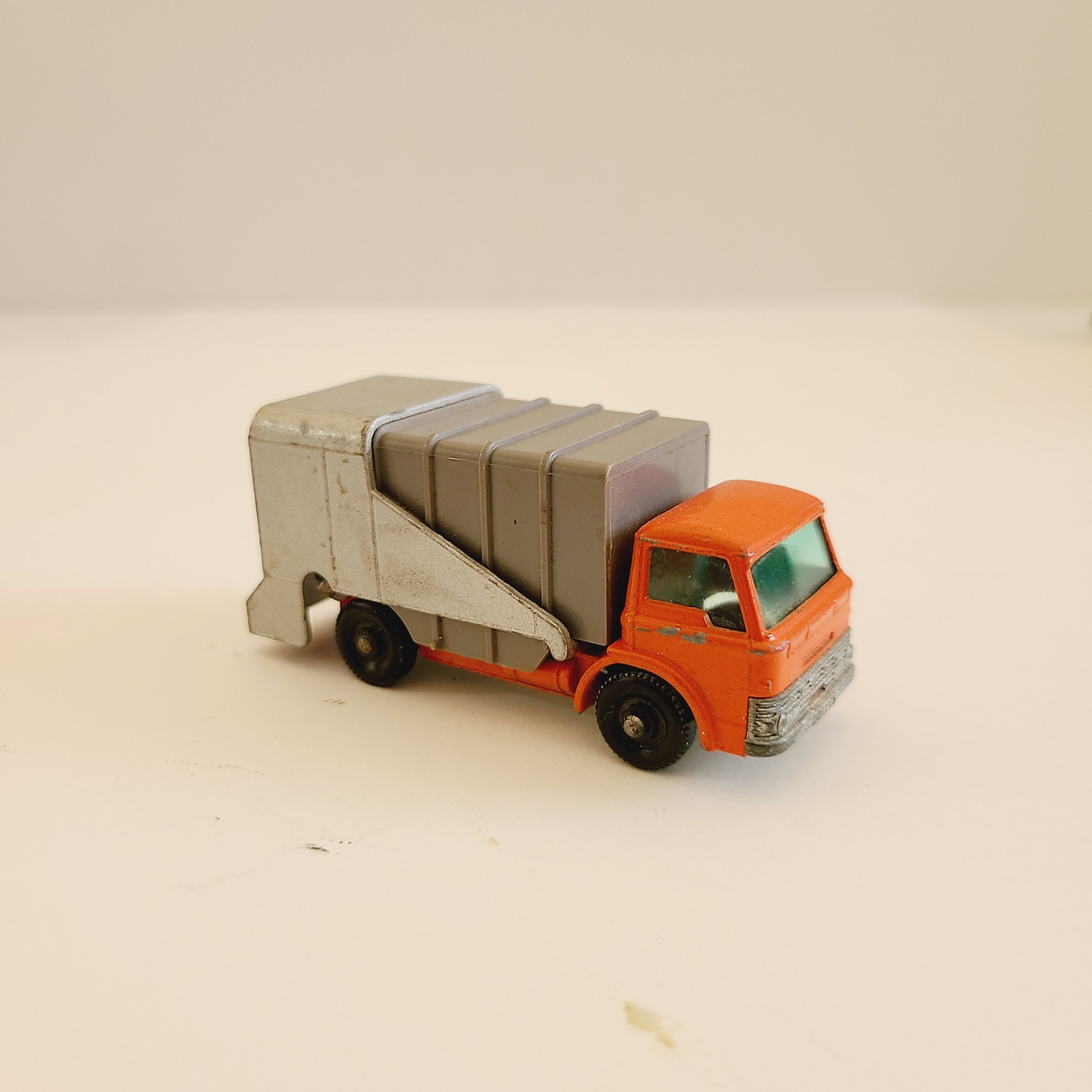 Vintage Matchbox Series No.7 Refuse Truck: Lesney Toy Car (1963