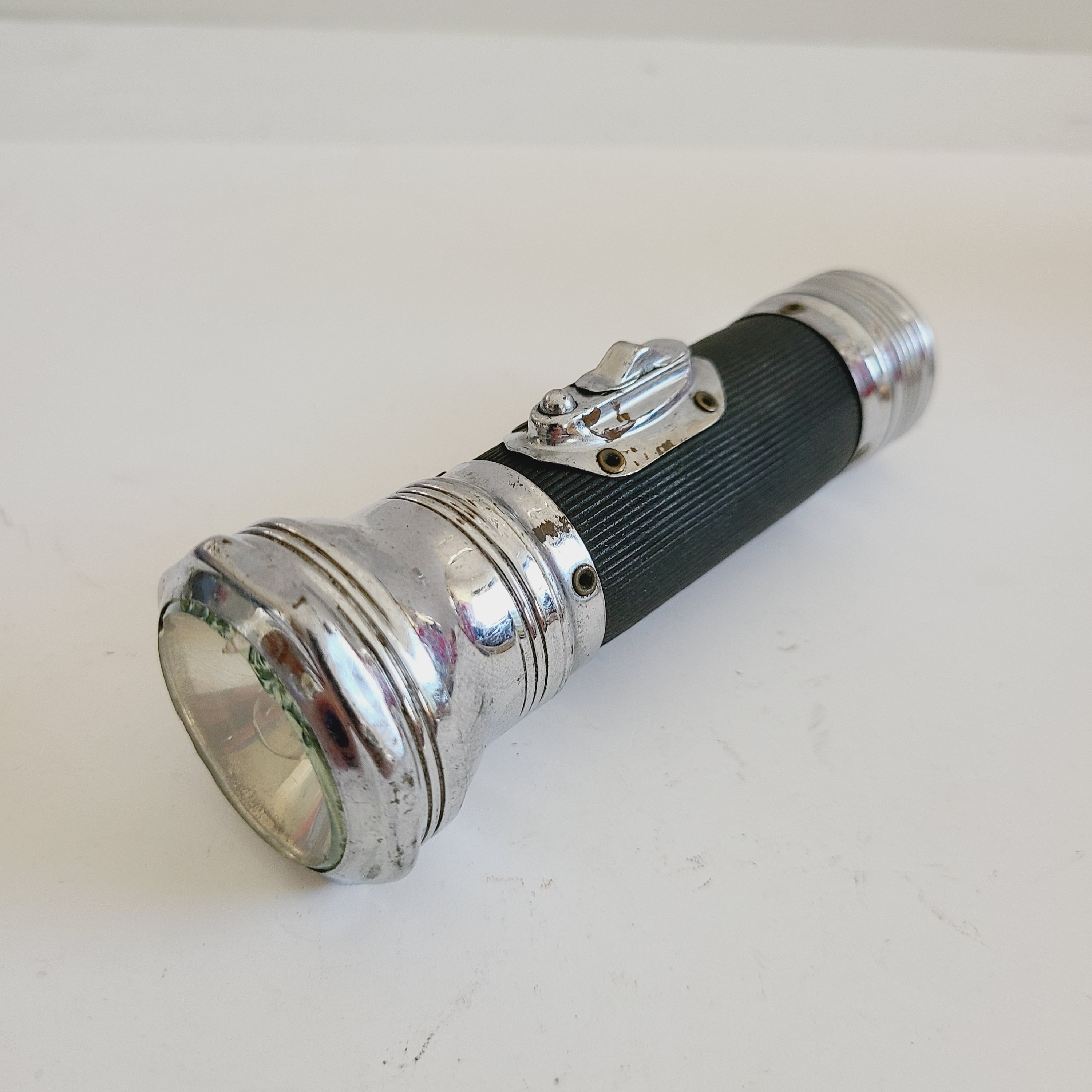 アクセサリー MOONEYES Vintage Flashlight & Holder Vintage Circa 1929 Bond 2 C Cell Flashlight, 4 Rivet Push