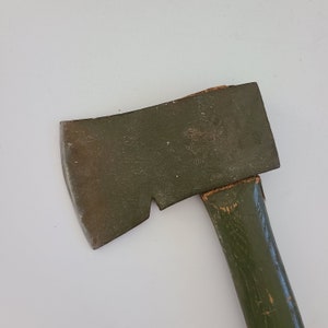 Vintage circa 1960&#39;s U.S.Army issue hatchet/axe sans canvas cover, good condition in standard olive drab green