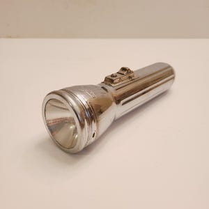 Vintage c1950&#39;s-60&#39;s Ray-O- Vac bullet flashlight, working condition, batteries (2 D cells) not included Bullseye logo near head nice finish