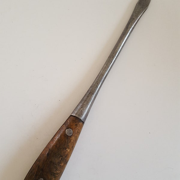 Antique circa 1915 unmarked perfect handle screwdriver, nice condition steel with chippy handle. Machinist screwdriver 9 1/8"