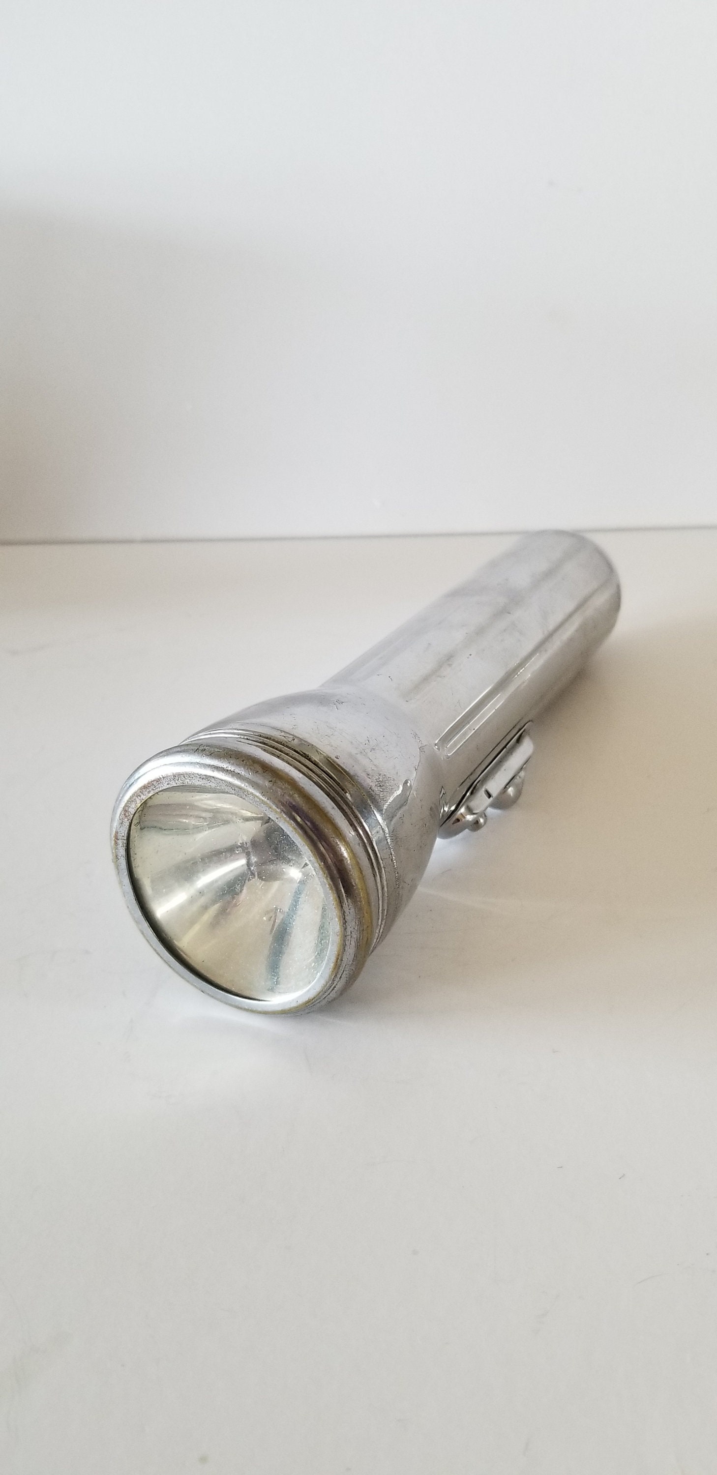 Lampe Torche Vintage Ray-O-Vac – Chrome – Forme Torpille – Âge Atomique – USA