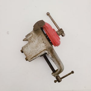 Vintage circa 1950&#39;s cast steel bench top vise, unmarked  original silver and red paint intact. 2 3/4&quot; effective opening