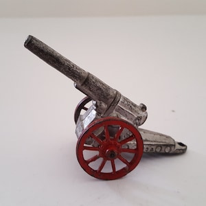 Vintage 1930&#39;s dimestore slurry metal elevated artillery piece, Manoil Made in USA
