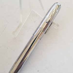 Peut inclure: Un stylo argent&eacute; avec un clip dor&eacute; et les mots "MY-O-CAP" grav&eacute;s sur le c&ocirc;t&eacute;.