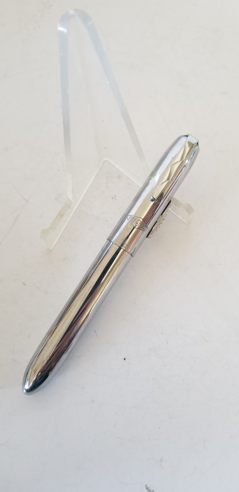 Peut inclure: Un stylo argent&eacute; avec un clip dor&eacute; et les mots "MY-O-CAP" grav&eacute;s sur le c&ocirc;t&eacute;.