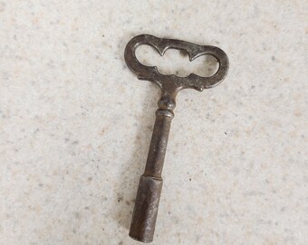Antique clock winding key with a cool pattern that's typical of the era probably 1880s. Square 1/8"(#3 or 4) opening, measures 2 1/2"