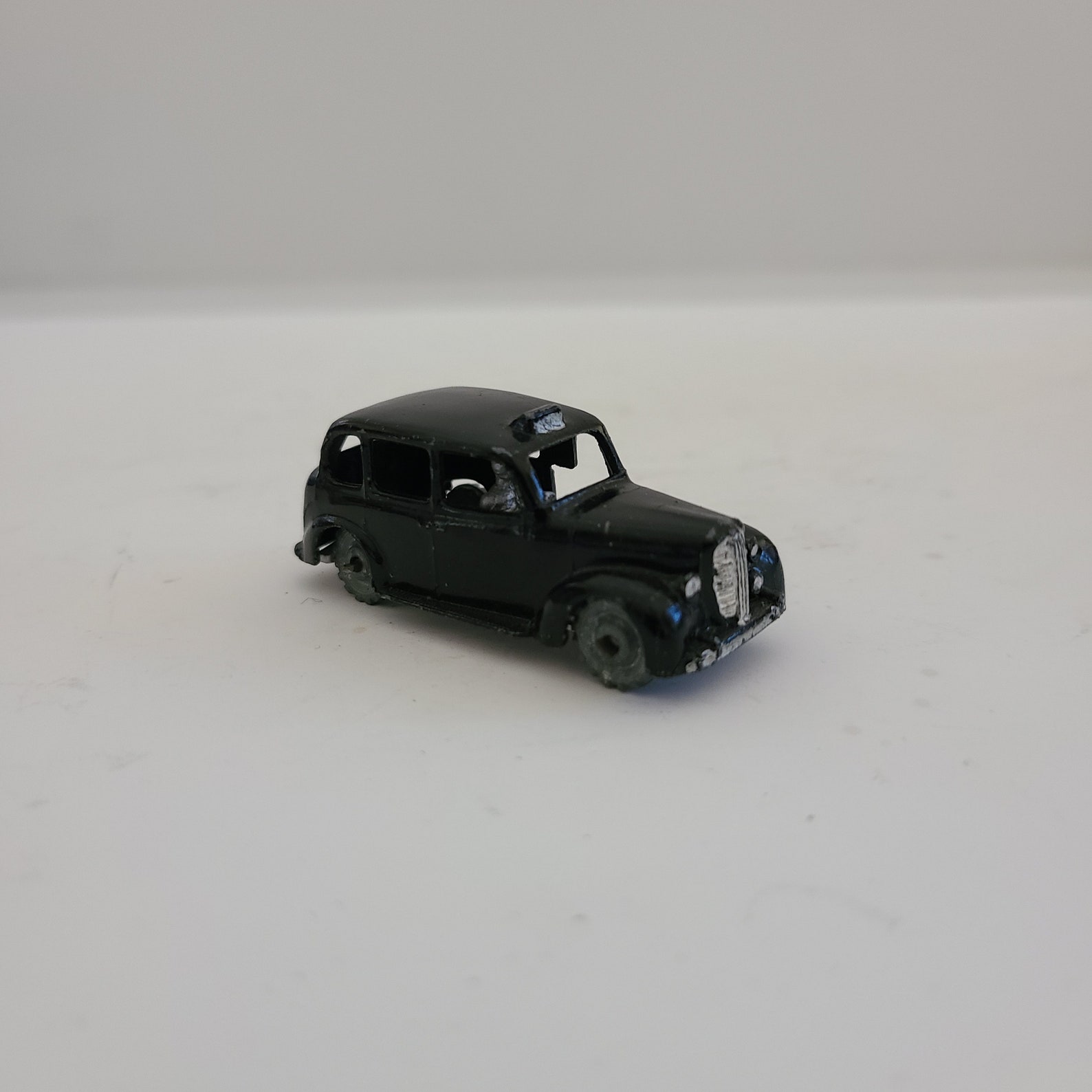 A scale model of an early Victorian Hanson cab, in black and yellow