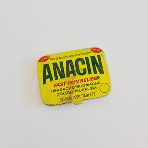 Vintage aspirin tin, size 12 tablet Anacin medical collectible, pain relievers is a bit beat up.