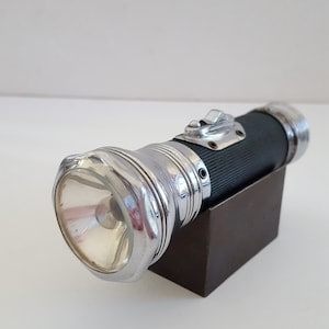 Vintage circa 1929 Bond 2 D cell focusing ribbed Vulcanite flashlight, 4 rivet push and slide button switch, ring hanger antique Flashlight