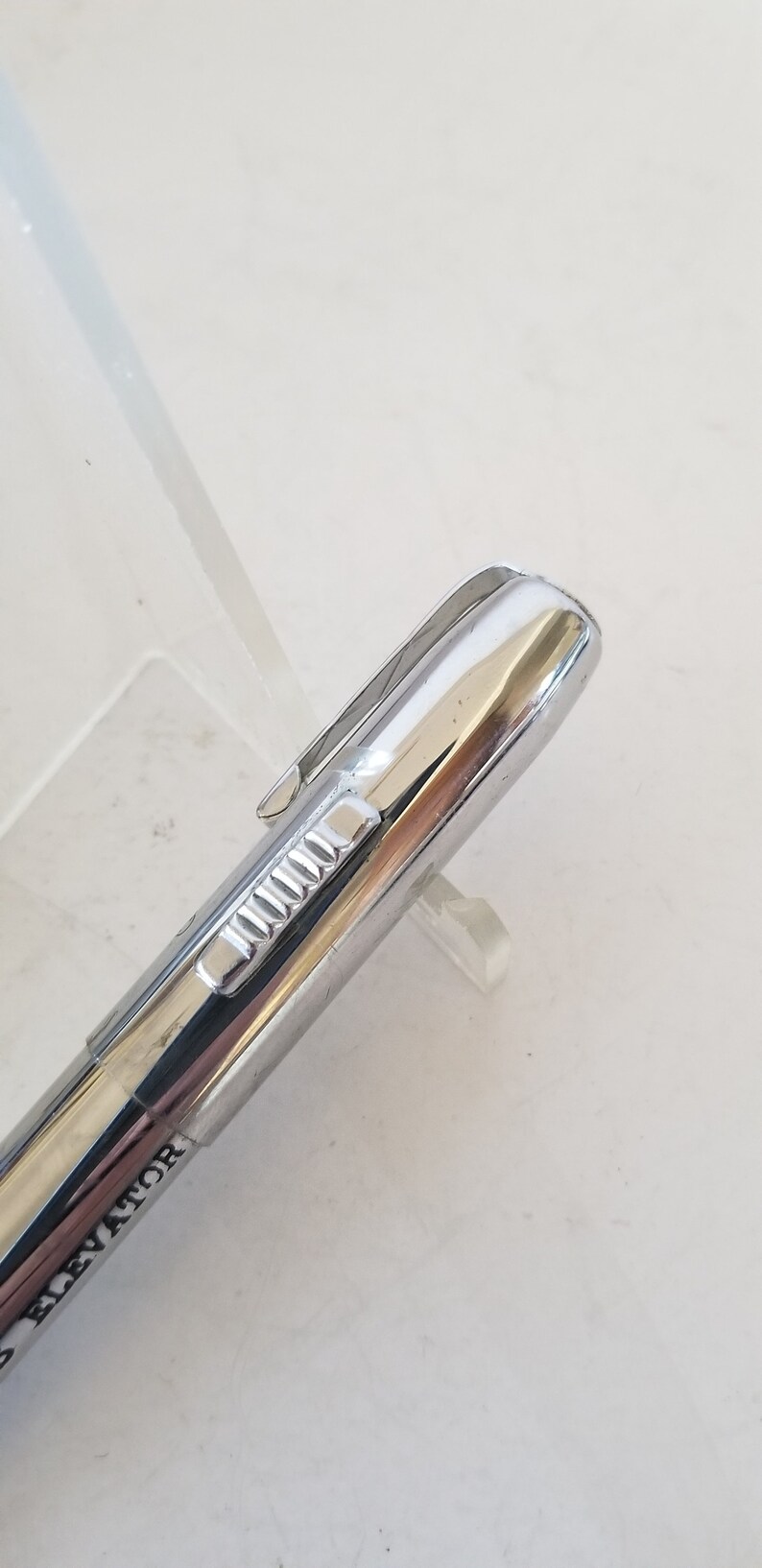 Peut inclure: Un stylo argent&eacute; avec une poign&eacute;e textur&eacute;e et le mot "ELEVATOR" grav&eacute; sur le c&ocirc;t&eacute;.