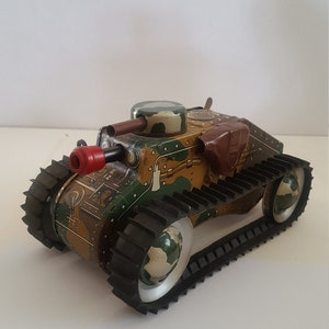 Vintage circa 1930&#39;s Marx E12 camouflage litho printed tin toy, clockwork armored tank in great condition. Working