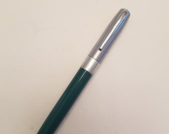 Vintage 1960's Wearever fountain pen, green shaft and brushed aluminum cap, takes cartridges. The nib is marked Stainless USA