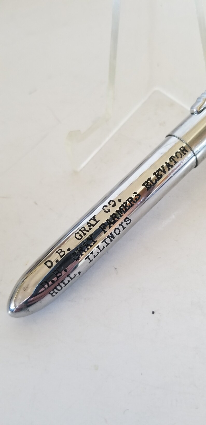 Peut inclure: Un stylo argent&eacute; avec l'inscription "D.B. Gray Co. D.B. Gray Farmers Elevator Hull, Illinois" grav&eacute;e sur le c&ocirc;t&eacute;.