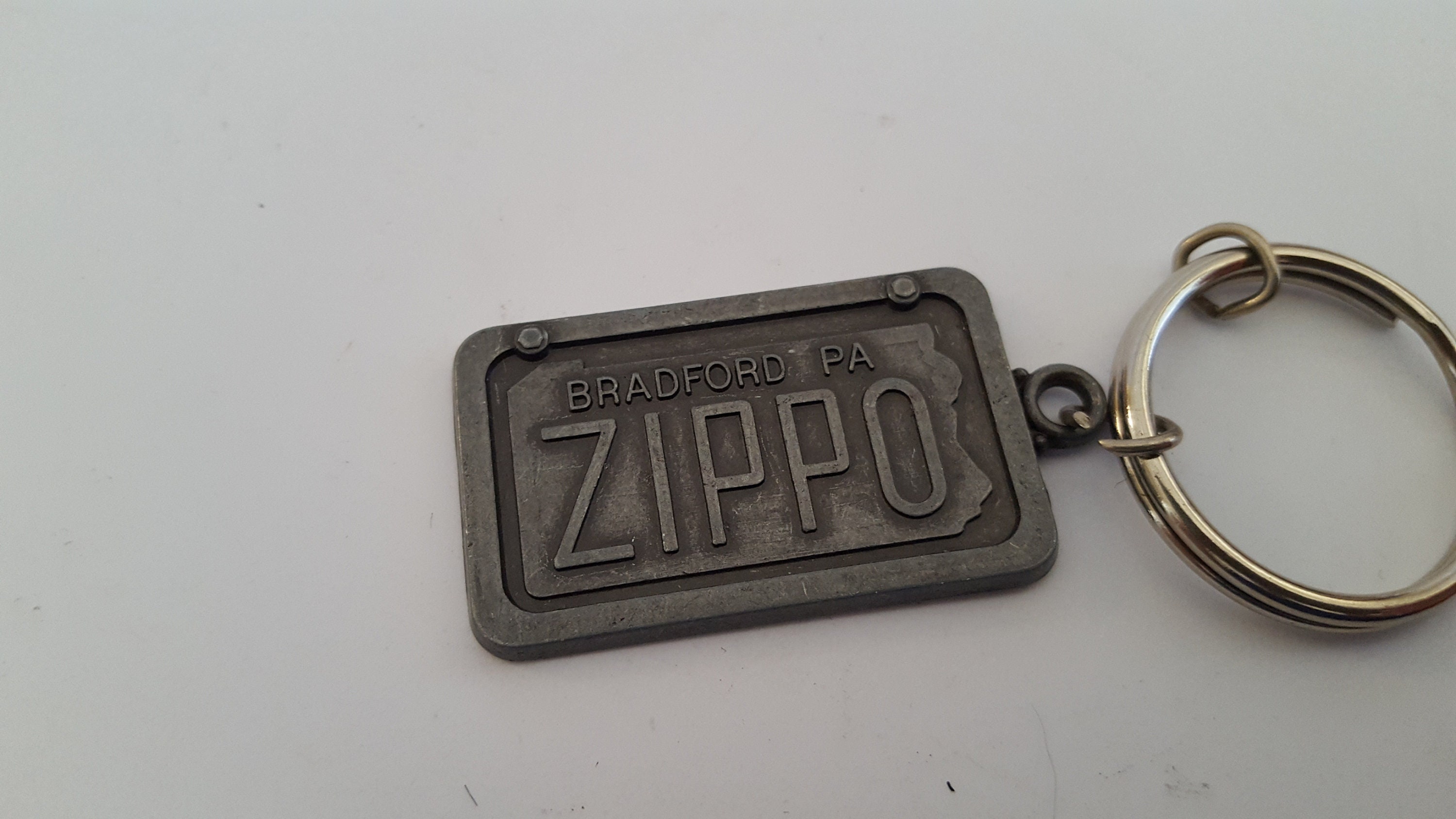 mercado Mirar fijamente Cambios de Vintage 1998 Zippo matrícula keyring Zippo Bradford - Etsy España mercado Mirar fijamente Cambios de Vintage 1998 Zippo matrícula keyring Zippo Bradford - Etsy España