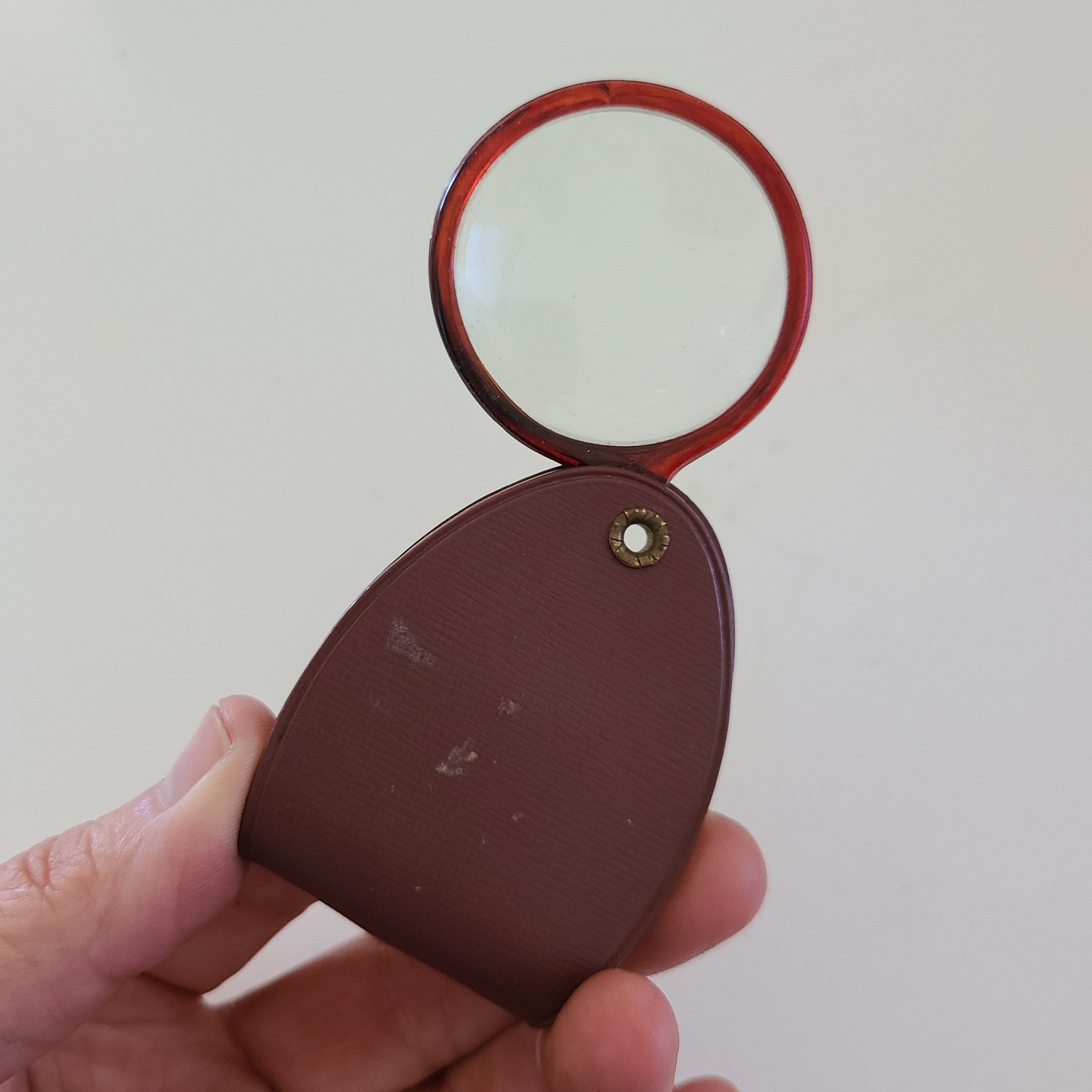 Vintage Pocket Magnifying Glass in Case. 