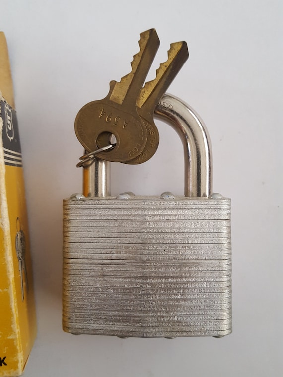 Master Lock 5 Laminated Steel Padlock —