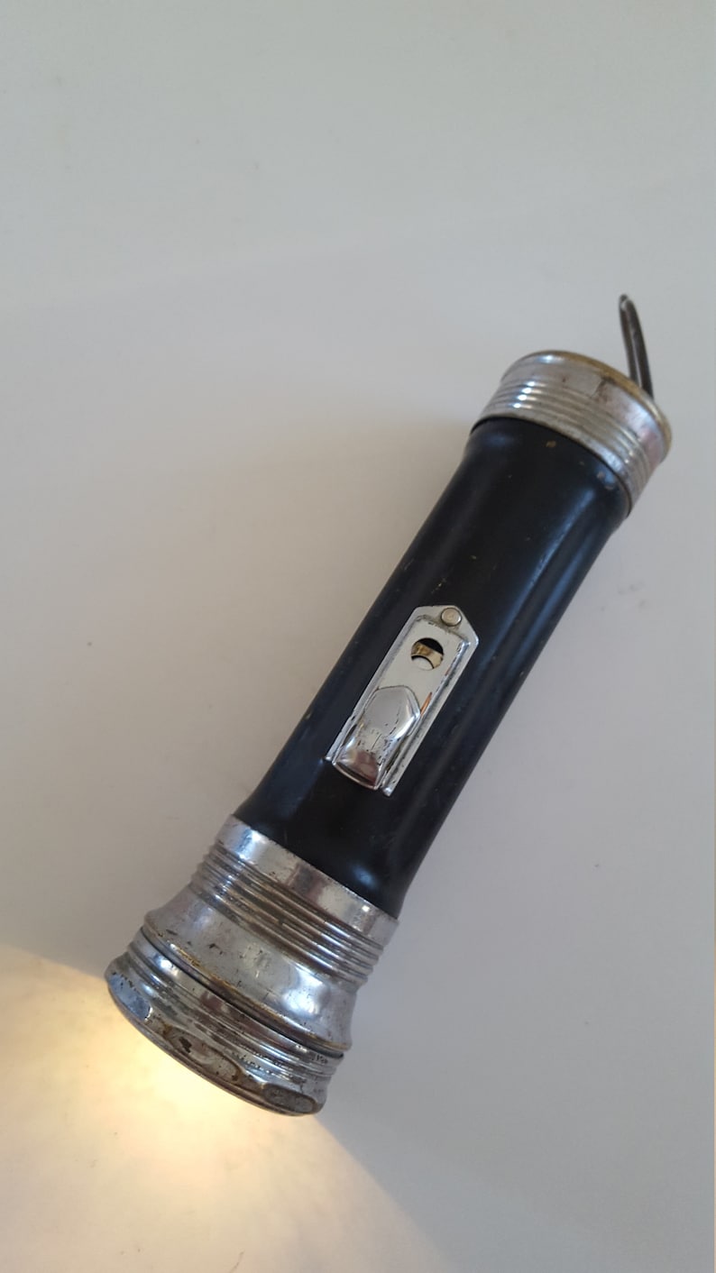 nice look Vintage circa 1925 Ray-o-vac 2 D cell working flashlight Cloud logo shows its age