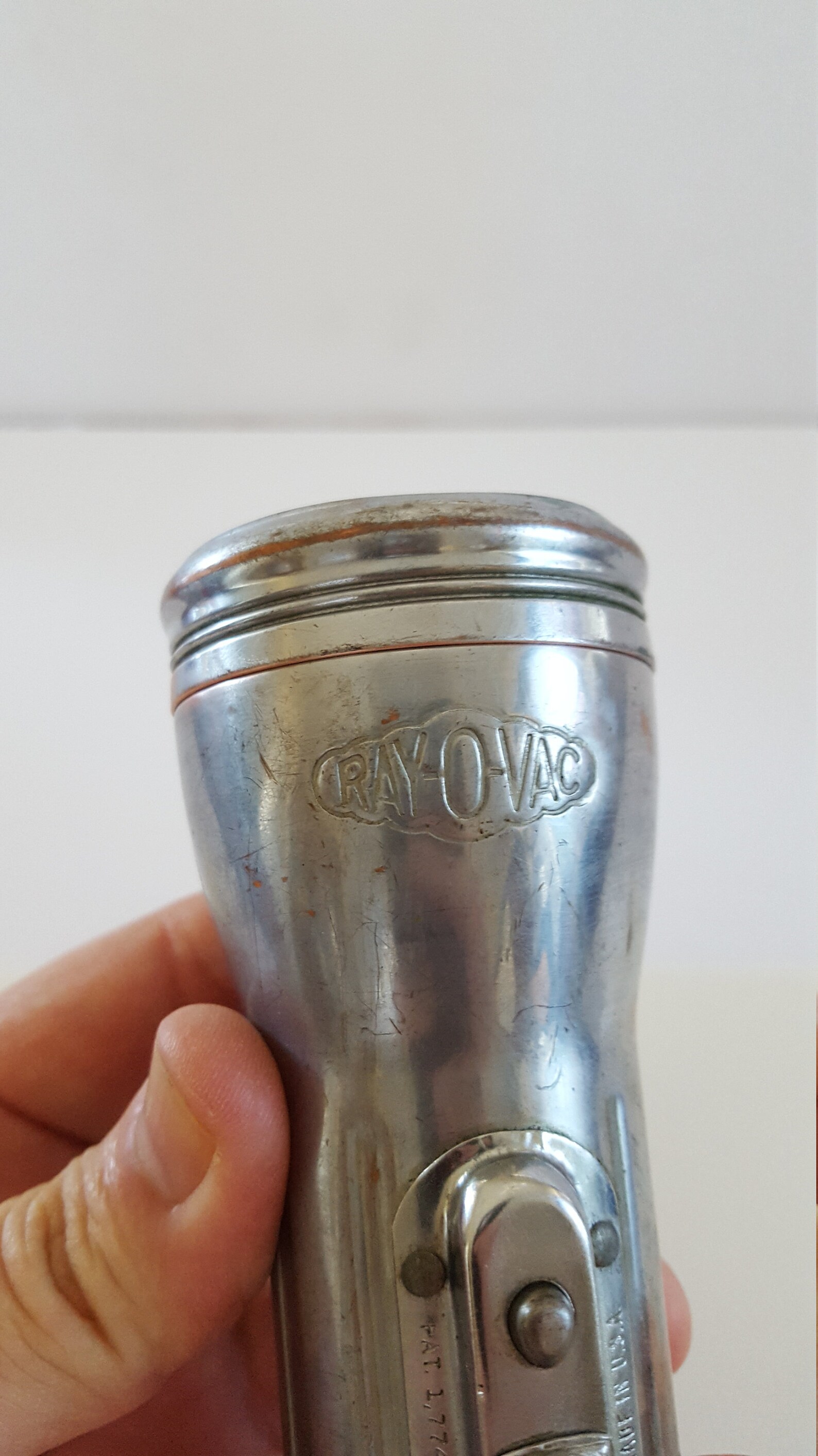 Trois lampes anciennes avec une lentille pour focaliser la lumière | L'Étincelle