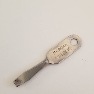 Vintage keyring advertising screwdriver, unknown maker for Morgan Builders. Measures 2 3/8"