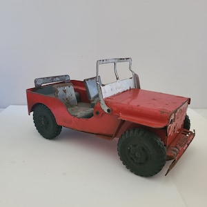 Vintage circa late 1940&#39;s Louis Marx Co Willys Jeep heavy pressed steel, missing headlights but good condition