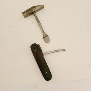 Mango vintage de alrededor de 1950 con martillo de tachuela, falta billetera con otras herramientas intercambiables, vendido tal como se encontró