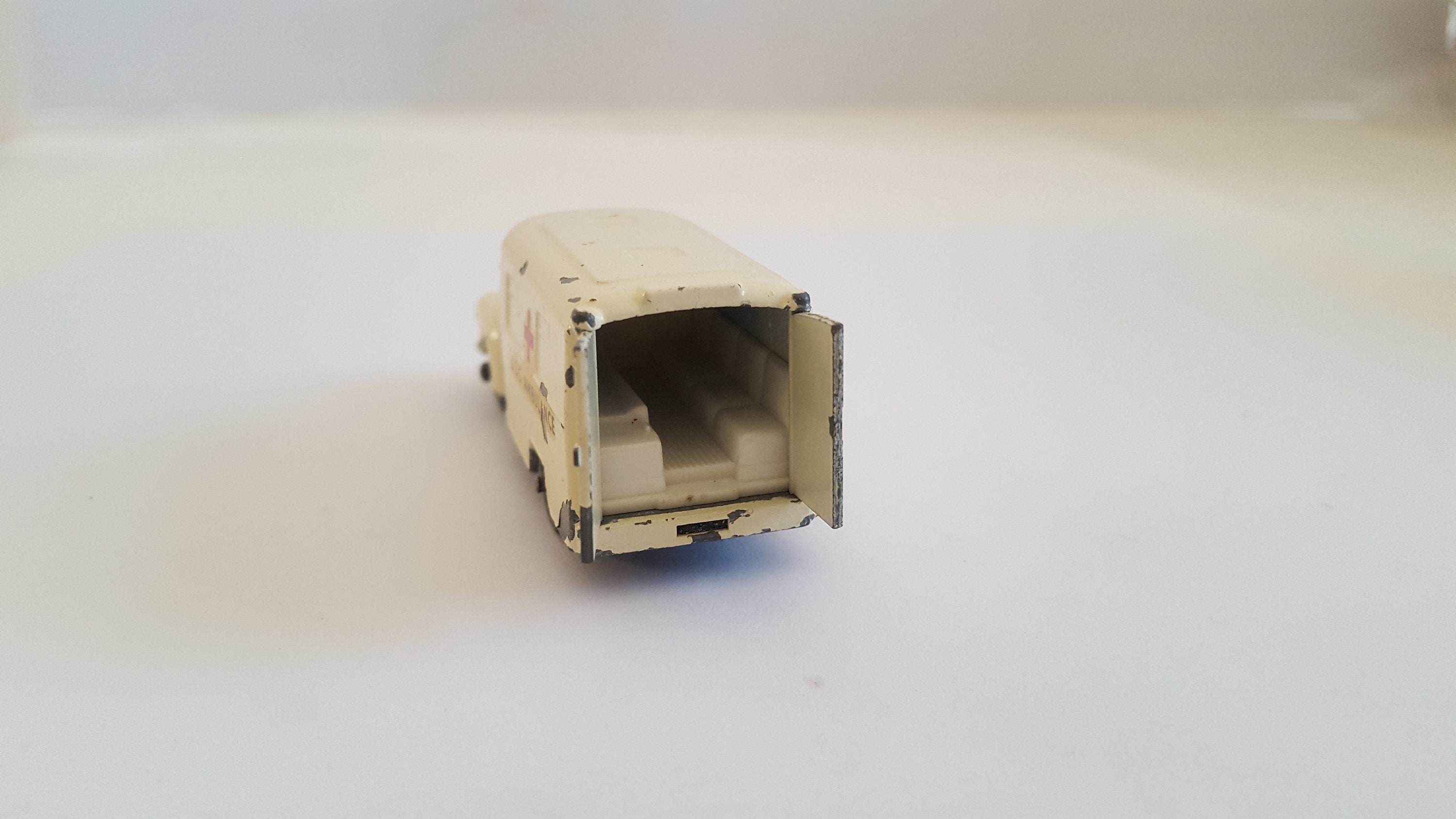 MATCHBOX N° 14 LOMAS AMBULANCE 1962 Vintage 1962 Matchbox No 14 Lomas Ambulance, Made in England