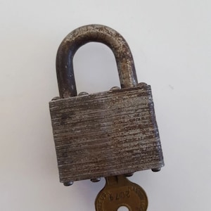 Vintage circa 1940&#39;s Master Lock Co. No.1 laminated steel padlock with one Walking Lion key
