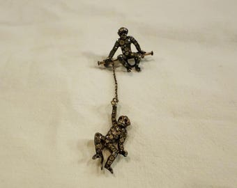 Broche raro e antigo em prata esterlina Art Déco representando um macaco em movimento, da Knoll & Pregizer, década de 1910-1920.