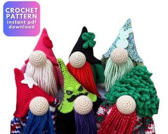Könnte beinhalten: Eine Sammlung von sieben gehäkelten Gnomfiguren in verschiedenen Farben und Designs. Die Gnome haben unterschiedlich farbige Hüte, Bärte und Körper. Die Gnome stehen alle aufrecht und sind in einer Reihe angeordnet. Die Gnome sind alle handgefertigt und eine großartige Ergänzung für jede Wohnkultur.