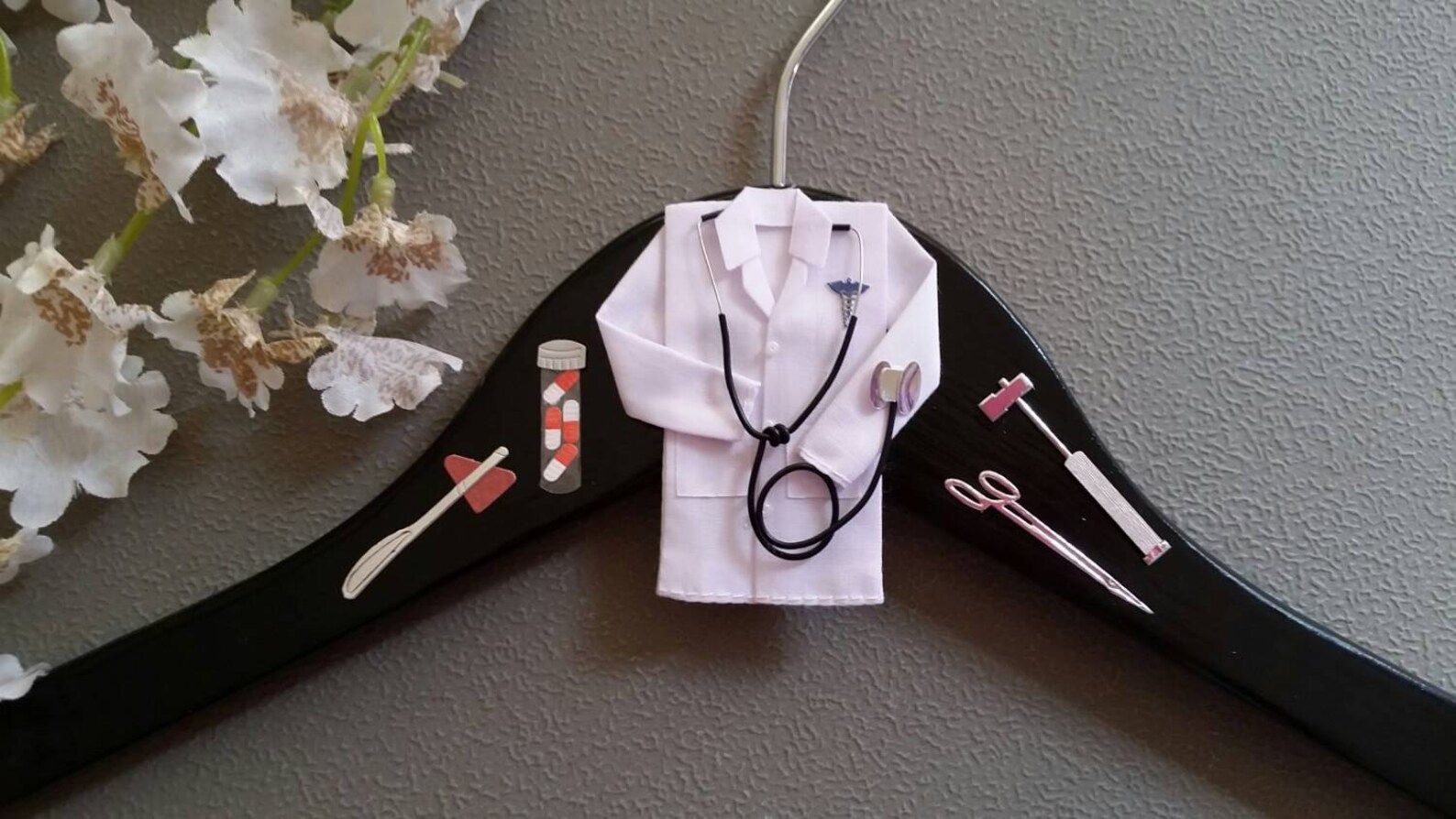 Cintre personnalisé pour le médecin cadeau du médecin cintre Etsy