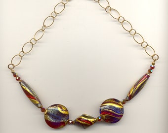 Único en su tipo, cristal de Murano, collar de cuentas venecianas; Periwinkle Blue, Rubino Oro y 24 Kt Gold Foil Beads on Gold Filled Link Chain & Clasp