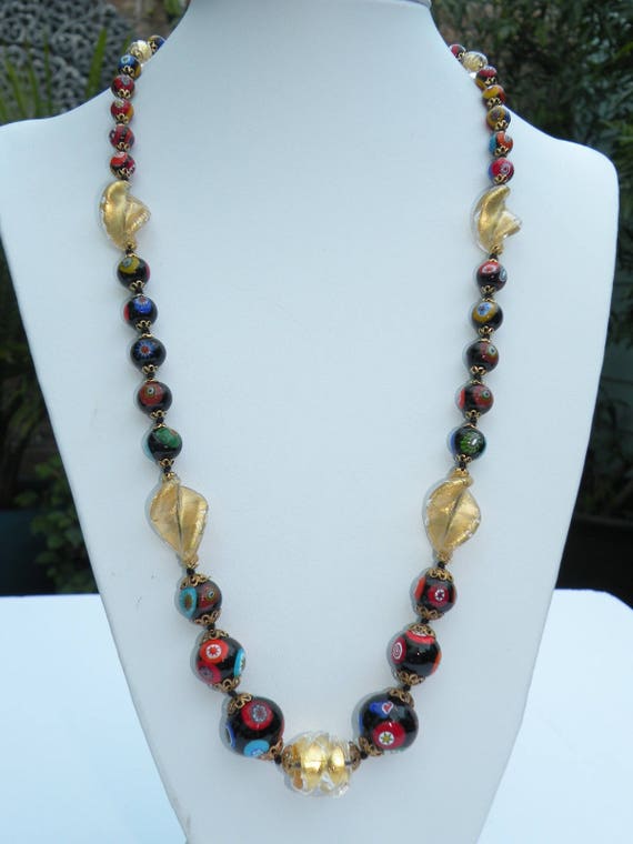 Collier de 31 perles anciennes de Murano, type 'Perles