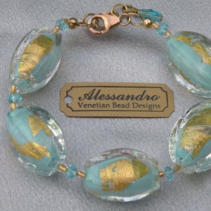 Türkis und Gold Murano Glas Armband, ovale venezianische Perlen mit 24 Karat Goldfolie, Aqua facettierte Kristalle, Gold gefüllte Kette und Verschluss