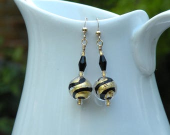 Pendientes de cuentas de cristal de Murano veneciano, redondos de 12 mm, con rayas negras y lámina de oro de 24 quilates, cuentas italianas hechas a mano con vidrio soplado y envueltas en alambre.