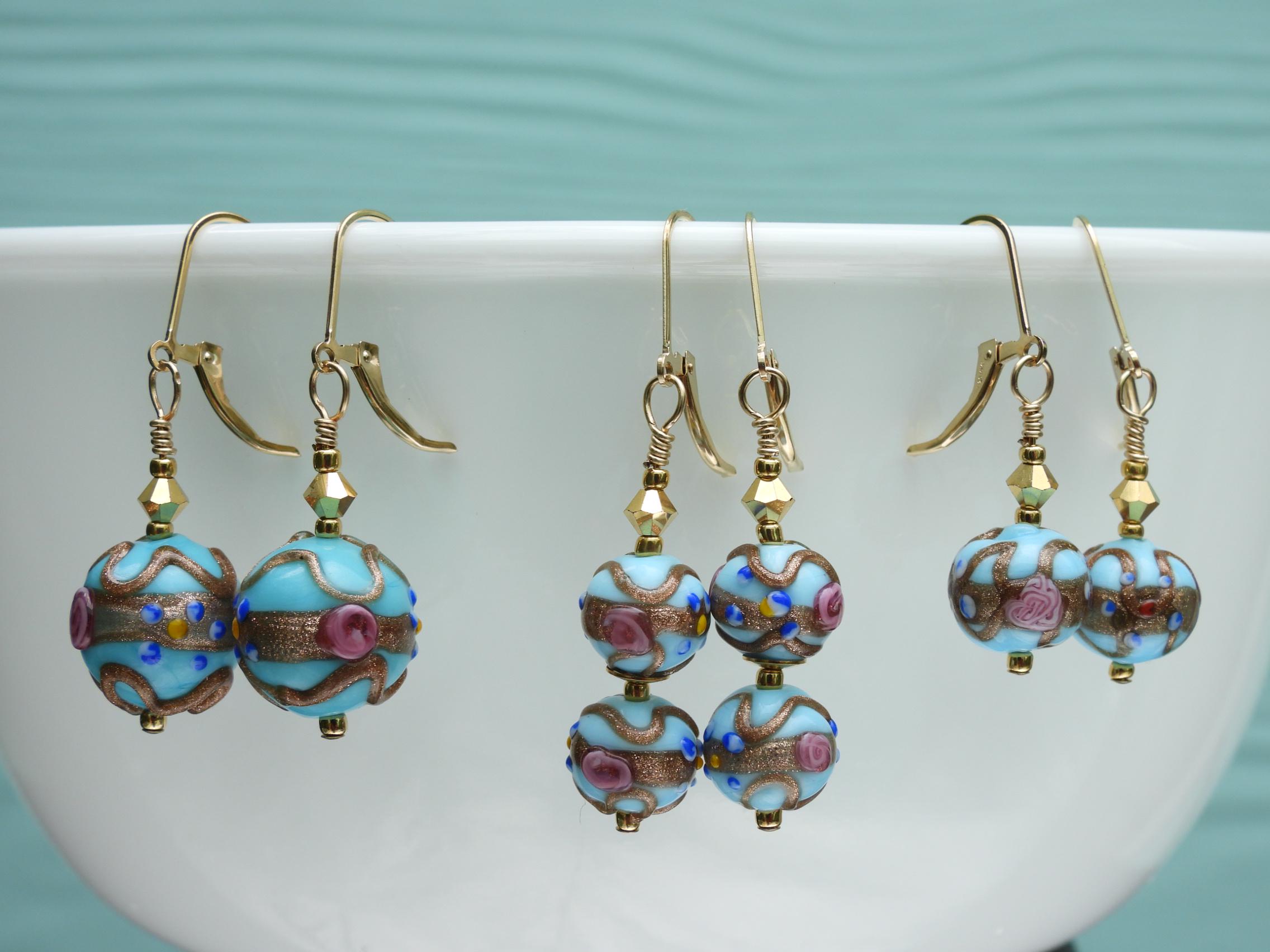 Boucles D'oreilles Perles Rondes Verre Murano - Tourquoise Et Blanc, Fermoir Crochet Plaqué Or