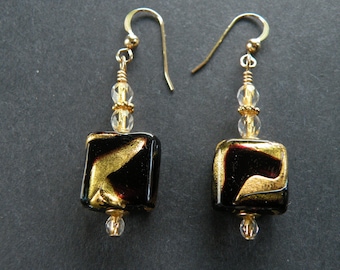 Verre de Murano noir, boucles d’oreilles « Or exposé », perles de verre vénitien, cubes plats de 14 mm avec feuille d’or 24 carats, boucles d’oreilles faites à la main