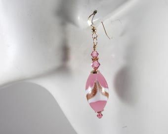 Pendientes vintage Art Nouveau de cristal de Murano rosa con cuentas venecianas ovaladas.