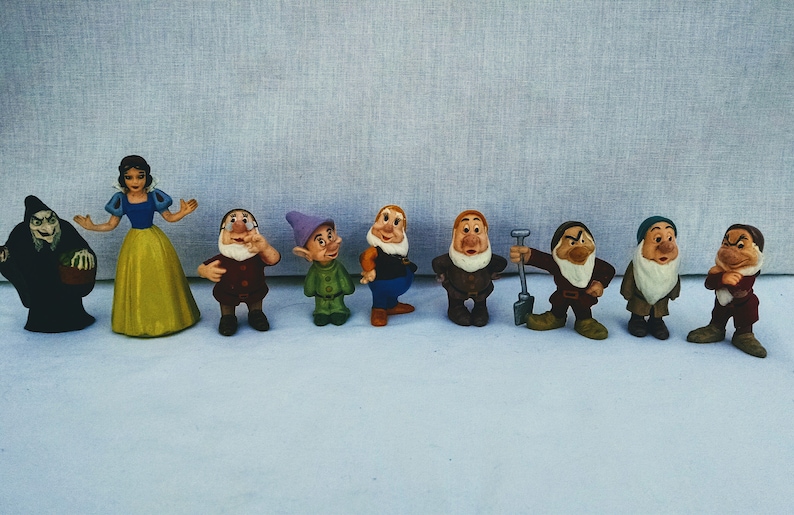 snow white and the seven dwarfs house toy