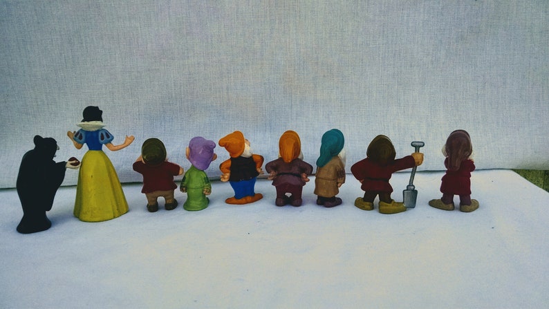 snow white and the seven dwarfs house toy