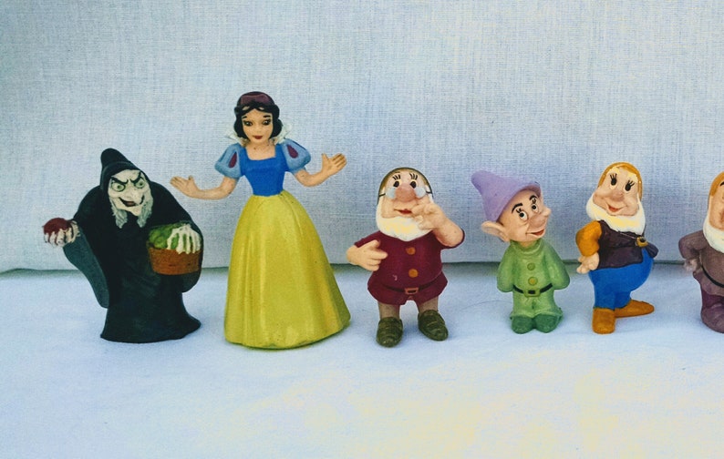 snow white and the seven dwarfs house toy