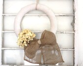 Gratis Versand - warten auf Spring - Kranz - Wohnkultur - schäbig Chic - Landhaus - Bauernhaus schick - Sackleinen - cream Hortensie