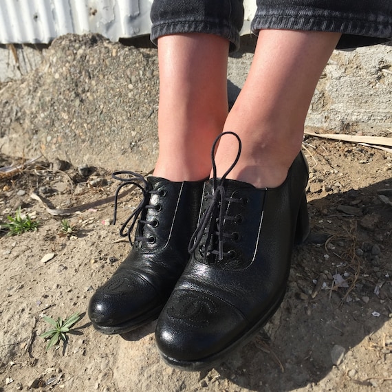Vintage Chanel Black Shoes // vintage chanel//90s