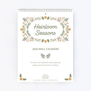 Pu&ograve; includere: Un calendario da parete 2026 con un design floreale. Il calendario presenta il testo "Heirloom Seasons" in una cornice ovale decorativa. La parte inferiore del calendario recita "Calendario illustrato a mano di 12 mesi con botaniche e motivi di ispirazione vintage."