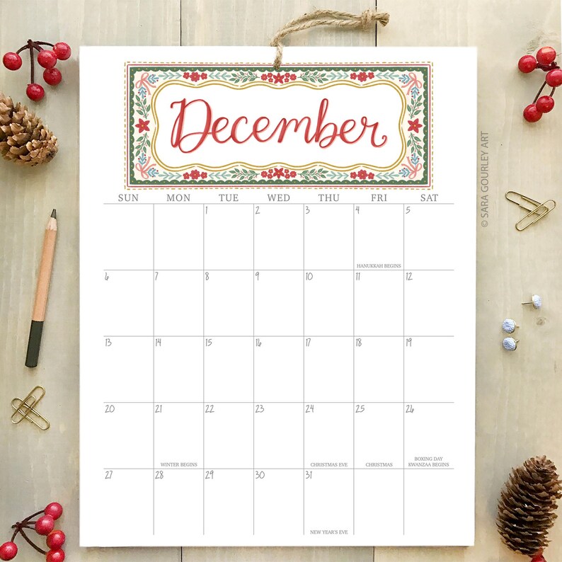 Pu&ograve; includere: Un calendario di dicembre con un bordo floreale decorativo e la parola "Dicembre" in corsivo rosso. Il calendario include date e festivit&agrave; come la vigilia di Natale e Capodanno. Il calendario &egrave; appeso con uno spago.