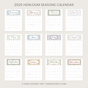 Pu&ograve; includere: Un calendario delle stagioni Heirloom 2026 con dodici pagine mensili. Ogni mese &egrave; visualizzato con uno striscione decorativo con il nome del mese e motivi floreali. Il calendario &egrave; bianco con uno sfondo beige chiaro. Il nome dell'artista e il sito web sono in basso.