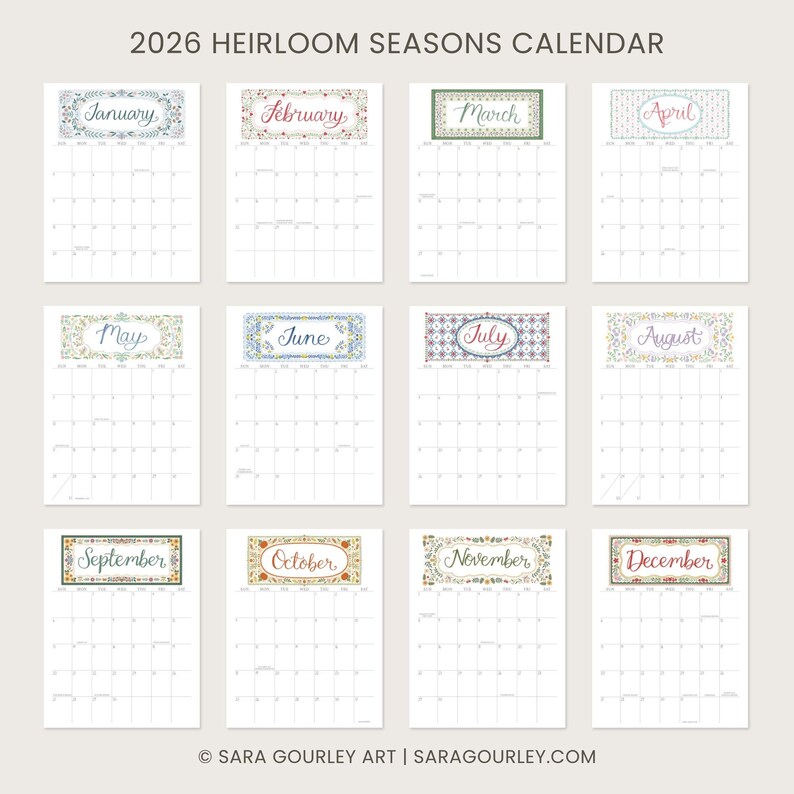 Pu&ograve; includere: Un calendario delle stagioni Heirloom 2026 con dodici pagine mensili. Ogni mese &egrave; visualizzato con uno striscione decorativo con il nome del mese e motivi floreali. Il calendario &egrave; bianco con uno sfondo beige chiaro. Il nome dell'artista e il sito web sono in basso.
