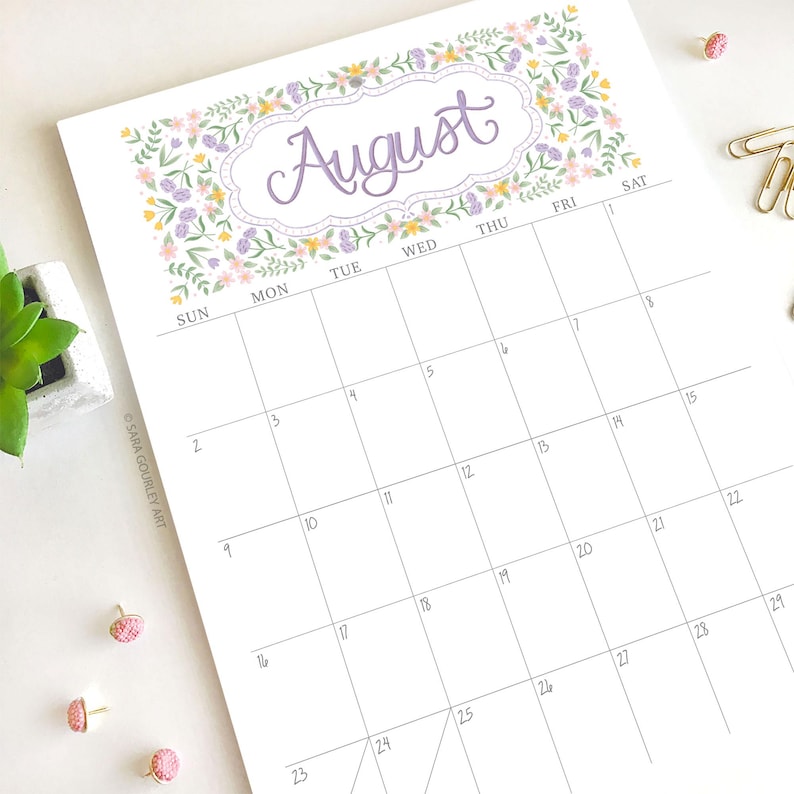 Pu&ograve; includere: Una pagina del calendario di agosto a tema floreale. La parola "August" &egrave; scritta in un carattere viola decorativo, incorniciata da un bordo floreale con fiori rosa, gialli e viola. La griglia del calendario &egrave; grigia.